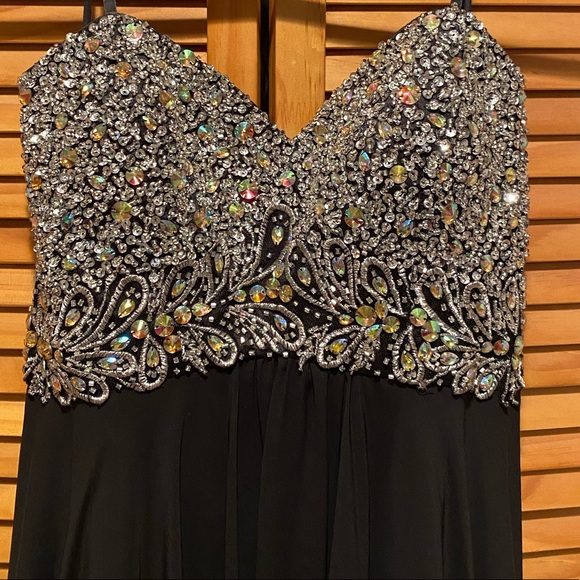 Black Sweetheart Beaded Gown - Picture 4 of 10